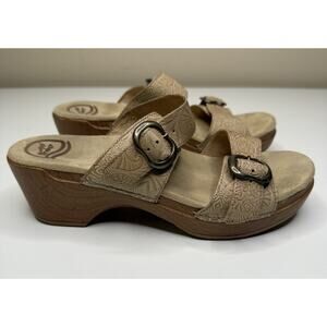 Dansko Sophie Sandal Womens 39 EU Sand Embossed Leather Buckle Open Toe Clogs